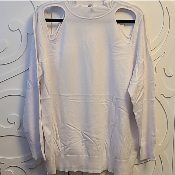 BNWT Sweater with Cut-Out Shoulders  - 2X - Picture 3 of 7